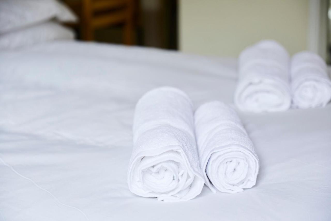 Bed and Breakfast The Lord Grenfell Maidenhead Exterior foto Clean towels on a bed