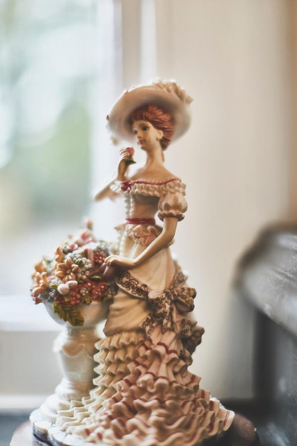 Bed and Breakfast The Lord Grenfell Maidenhead Exterior foto A typical Dresden figure