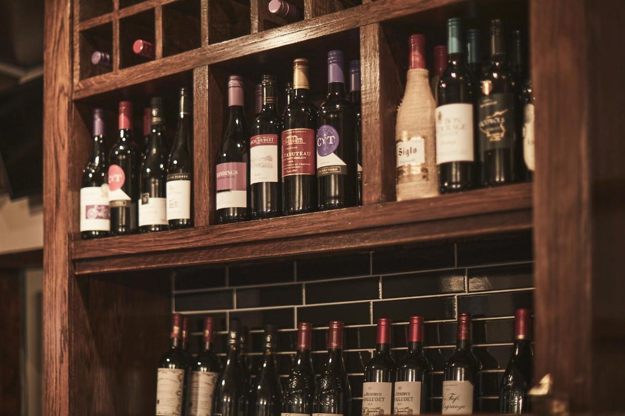Bed and Breakfast The Lord Grenfell Maidenhead Exterior foto Wine bottles in a wine rack