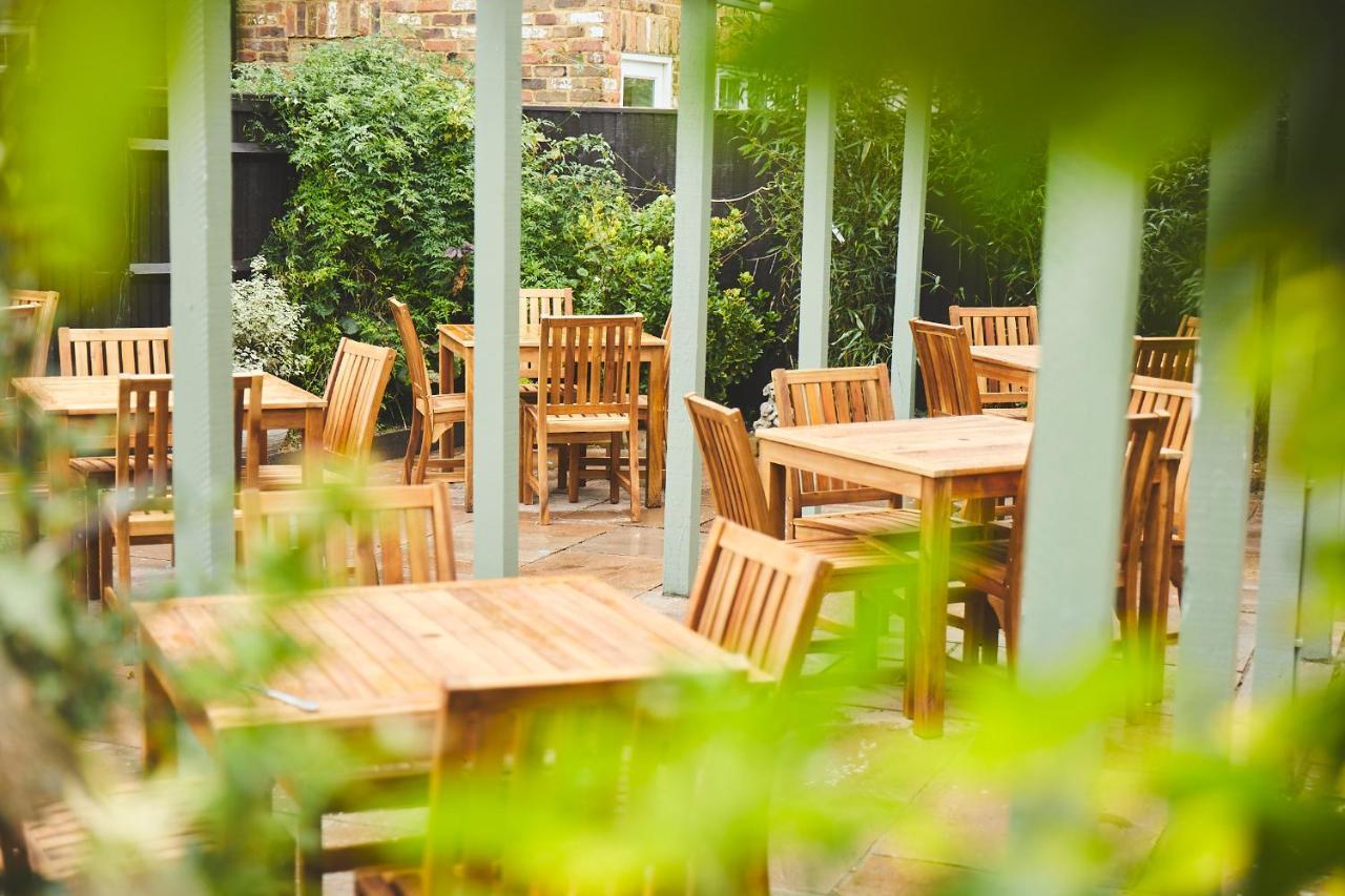 Bed and Breakfast The Lord Grenfell Maidenhead Exterior foto The garden at The Crown