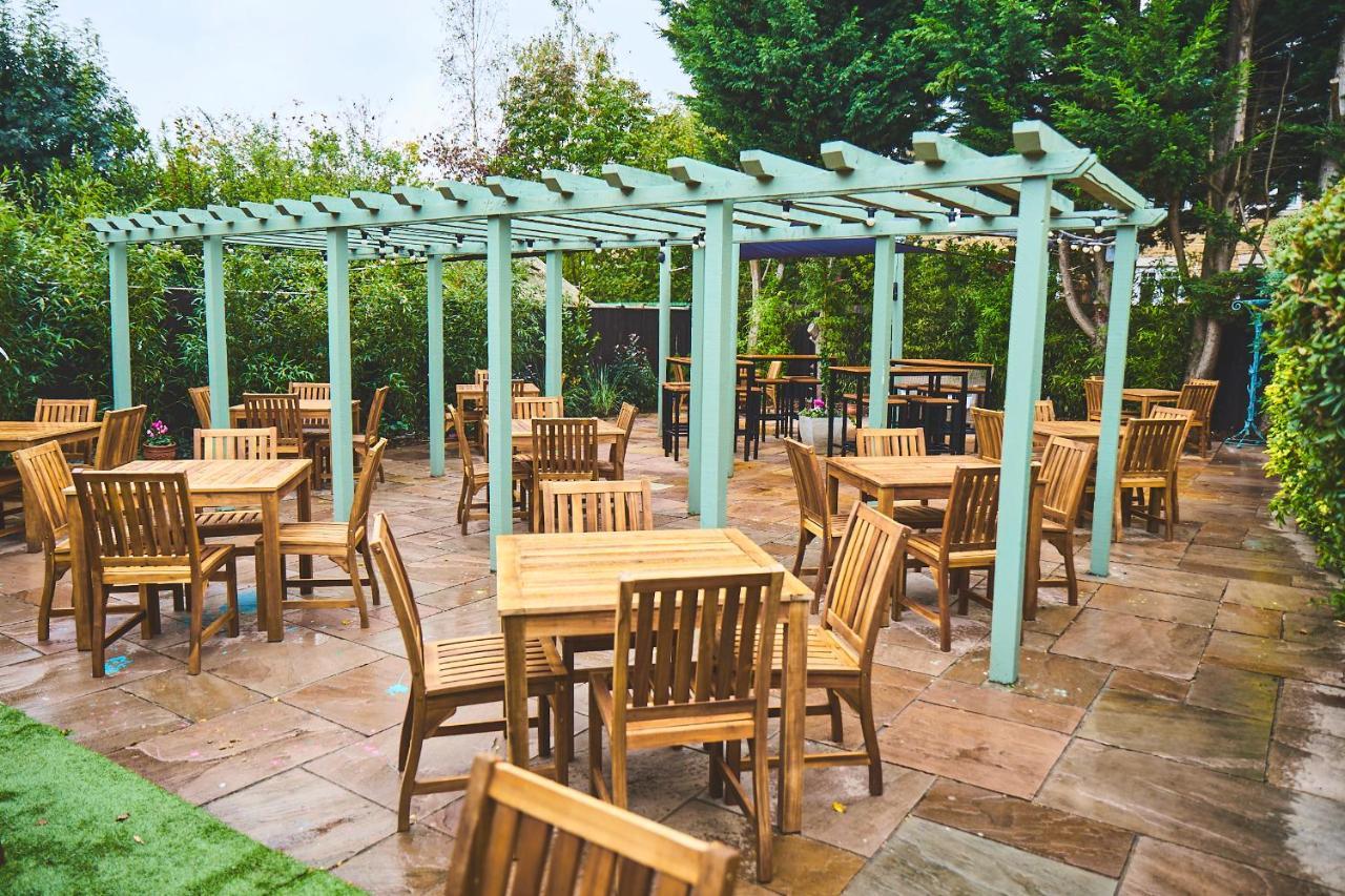 Bed and Breakfast The Lord Grenfell Maidenhead Exterior foto The pergola at the rear of the pub
